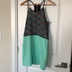 Cute summer t-back mini dress with pockets!